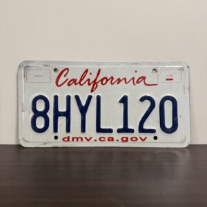 カリフォルニア州　8HYL120　USED　ライセンスプレート