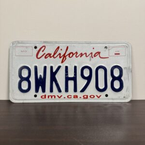 カリフォルニア州　8WKH908　USED　ライセンスプレート